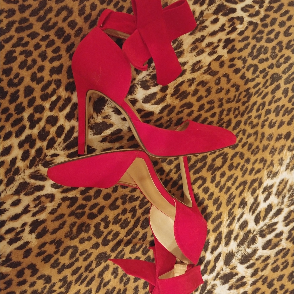 RED BOW HEELS